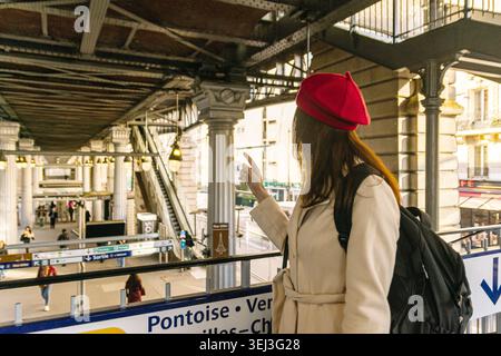 Voyageuse seule explorant la station de métro du pont bir hakeim Banque D'Images
