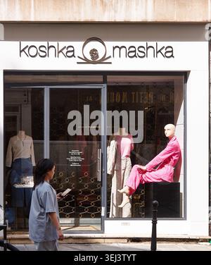 Paris, France - 08 mai 2026 : la boutique Koshka à Paris expose des vêtements élégants pour femmes avec un mannequin rose et une cliente regardant la fenêtre Banque D'Images