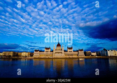 Bâtiment du Parlement hongrois le long du Danube à Budapest à l'heure bleue Banque D'Images