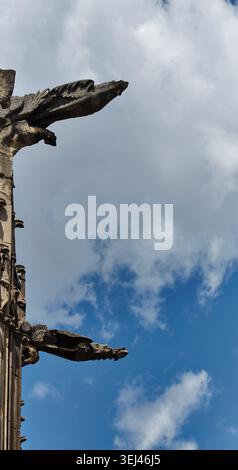 Paris, France - 08 mai 2026 :Gargoyles ornent l'église de Saint-Gervais-et-Saint-Protais, avec des sculptures en pierre détaillées sur un bleu vif Banque D'Images