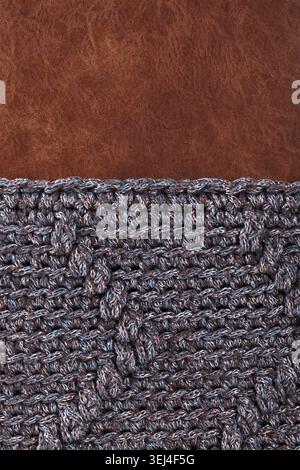 Fond en cuir avec des éléments de tissu tricoté Banque D'Images