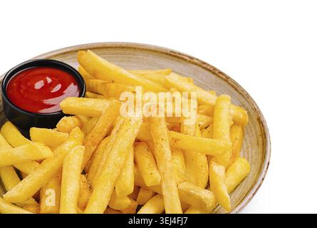 Food, Une généreuse portion de frites dorées croustillantes se trouve dans un bol rustique à côté d'une petite portion de sauce tomate vibrante. Parfait pour grignoter ou shari Banque D'Images