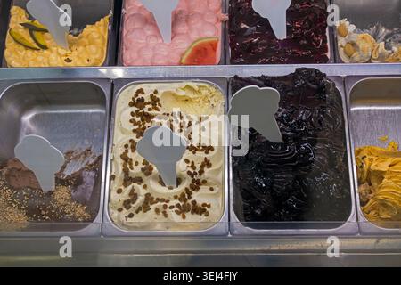Présentation de saveurs de crème glacée savoureuses et colorées en vitrine Banque D'Images