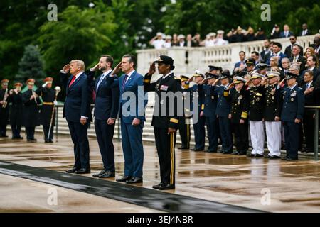 Le président Donald J. Trump, le vice-président JD Vance, le secrétaire à la Défense Pete Hegseth et le major Gen. Antoinette gant saluent lors des célébrations du Memorial Day au cimetière national d'Arlington, le 25 mai 2026. Image reproduite avec l'aimable autorisation de la Maison Blanche. Banque D'Images