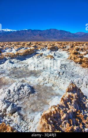 Formations salines et paysage de montagne dans Devil's Golfcourse California Banque D'Images