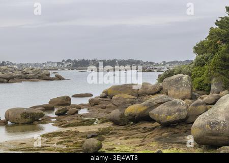Point de vue sur le phare de Mean Ruz le long de la côte de Bretagne en France Banque D'Images