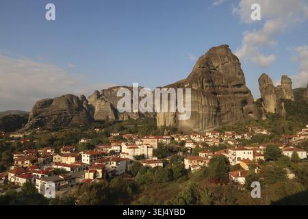 Belle vue sur Kastaki avec les formations rocheuses typiques en arrière-plan, monastères Meteora, Grèce 2021 Banque D'Images