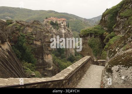 Vue imprenable depuis les escaliers menant au monastère Saint du Grand Meteoron sur le monastère de Varlaam, Meteora, Grèce 2021 Banque D'Images