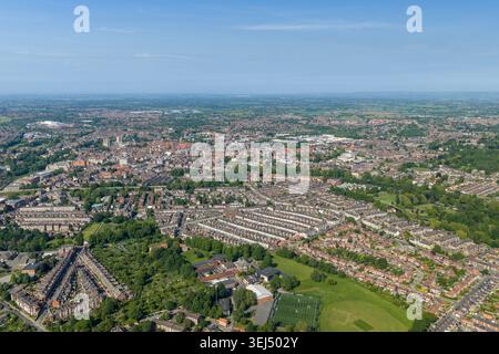 Vue panoramique aérienne par drone de la ville historique de York North Yorkshire Angleterre montrant York Minster logement résidentiel vert parc et country Banque D'Images