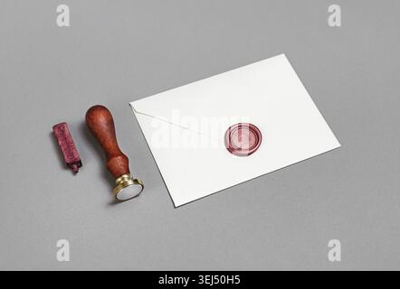 Enveloppe vierge, sceau de cire et timbre sur la surface du papier. Maquette pour placer votre design Banque D'Images