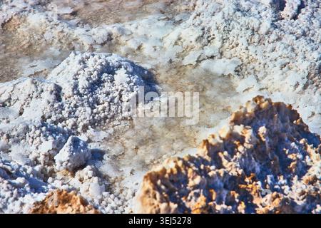 Formations salines et eaux peu profondes au Devil's Golfcourse dans la vallée de la mort en Californie Banque D'Images