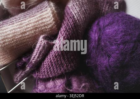 Fils violets et roses et aiguilles à tricoter Banque D'Images