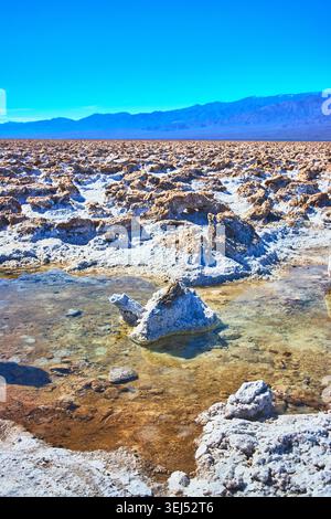 Formations salines et piscines d'eau dans Devil's Golfcourse Death Valley California Banque D'Images