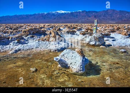 Formations de croûte de sel et piscines d'eau à Devil's Golfcourse Death Valley Banque D'Images
