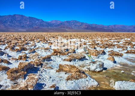 Devil's Golfcourse Salt formations et lointaines montagnes dans la vallée de la mort en Californie Banque D'Images