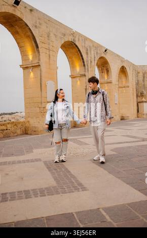 Portrait d'un couple profitant de leur voyage romantique Banque D'Images