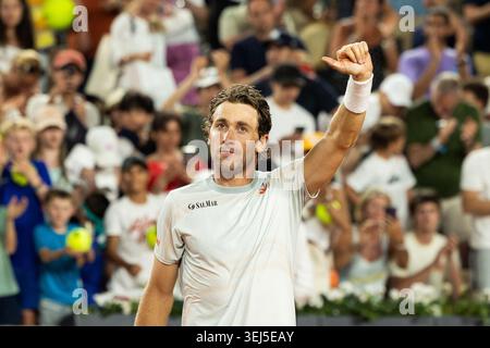Paris, France. 27 mai 2026. Paris, France - mai 27 : Casper Ruud, de Norvège, reconnaît la foule après la victoire dans son match de deuxième tour en simple masculin contre Hamad Medjedovic, de Serbie, le quatrième jour de l'Open de France 2026 à Roland Garros le 27 mai 2026 à Paris, France. (Photo de Pauline FIGUET/SPP) crédit : SPP Sport Press photo. /Alamy Live News Banque D'Images