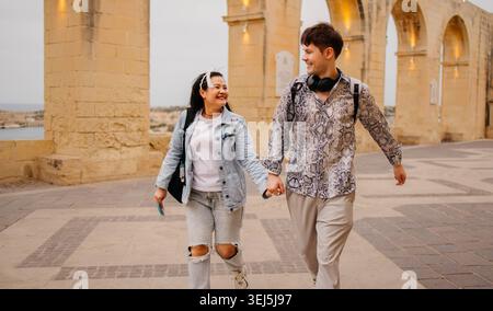 Heureux couple appréciant à pied et parler dans la rue Banque D'Images