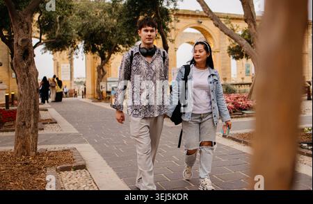 Portrait d'un couple profitant de leur voyage romantique Banque D'Images