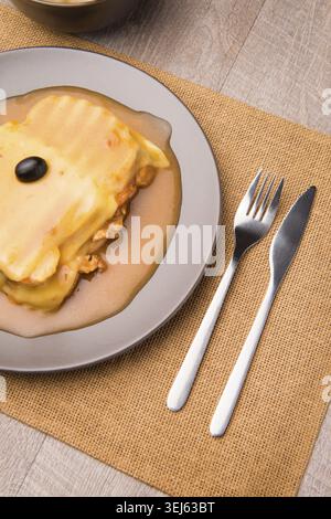 Francesinha et frites, nourriture typique de Porto, Portugal Banque D'Images