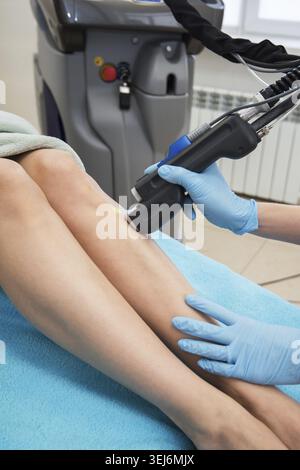 L'enlèvement de cheveux de laser sur mesdames jambes Banque D'Images