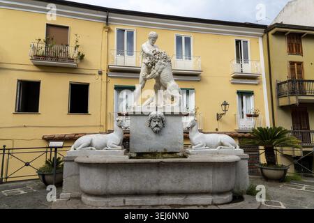 Sessa Aurunca - Campanie - Italie - 29-08-08 2025 : statue de fontaine Herkules avec lion de lutte héros sur bassin de marbre, flanqué d'animaux couchés, set BE Banque D'Images