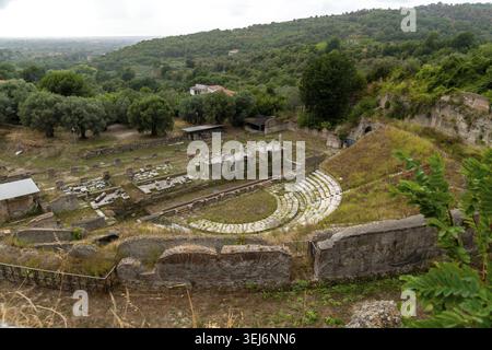 Sessa Aurunca - Campanie - Italie - 08-29-2025, les ruines du théâtre romain de Sessa Aurunca se trouvent à flanc de colline, avec des sièges en pierre et des murs dispersés Banque D'Images