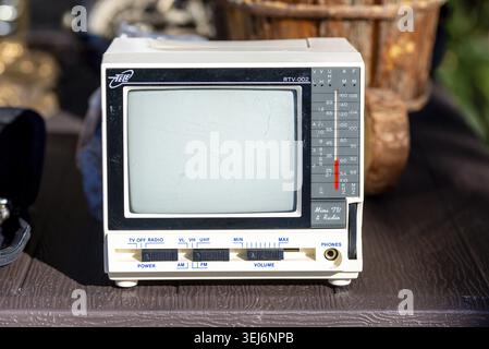 Xabia - Communauté valencienne - Espagne - 11-22-2025 : mini-télévision et radio portables vintage assis sur une table, montrant un écran vide, échelle de réglage, fr Banque D'Images