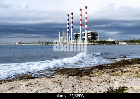 Vue de la centrale électrique au gaz française de Martigues et de ses quatre anciennes cheminées, qui ne sont plus en service. Des nuages menaçants peuvent être vus dans t Banque D'Images