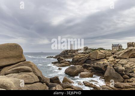 Point de vue sur le phare de Mean Ruz le long de la côte de Bretagne en France Banque D'Images