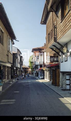Nesebar, Bulgarie - 10 septembre 2014 : maisons et rue étroite de la vieille ville de Nessebar en Bulgarie. Site classé au patrimoine mondial de l'UNESCO. Prise de vue verticale Banque D'Images