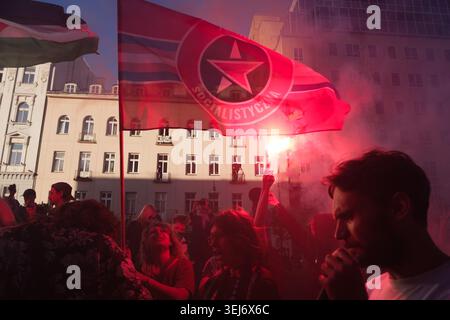 27 mai 2026, Varsovie, Voïvodie de Masovie, Pologne : les manifestants allument des fusées rouges et brandissent un drapeau de l'action socialiste aux côtés d'un drapeau palestinien lors d'une manifestation devant l'hôtel présidentiel de Varsovie pour protester contre la conférence Nextech Varsovie 2026 sur les technologies de défense et la cybersécurité. Organisée par CyberTech Global, une plate-forme israélienne de réseautage dont le siège social est à tel Aviv, la conférence a réuni des délégués ayant des liens avec l’armée israélienne et polonaise. Les manifestants ont qualifié les participants de complices de crimes de guerre et de génocide contre les Palestiniens à Gaza et dans la partie ouest B. Banque D'Images