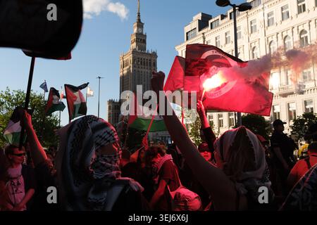 27 mai 2026, Varsovie, Voïvodie de Masovie, Pologne : les manifestants allument des fusées rouges et brandissent des drapeaux palestiniens lors d'une manifestation devant l'hôtel présidentiel de Varsovie pour protester contre la conférence Nextech Varsovie 2026 sur les technologies de défense et la cybersécurité. Organisée par CyberTech Global, une plate-forme israélienne de réseautage dont le siège social est à tel Aviv, la conférence a réuni des délégués ayant des liens avec l’armée israélienne et polonaise. Les manifestants ont qualifié les participants de complices de crimes de guerre et de génocide contre les Palestiniens à Gaza et en Cisjordanie. (Crédit image : © Roman Koziel/ Banque D'Images