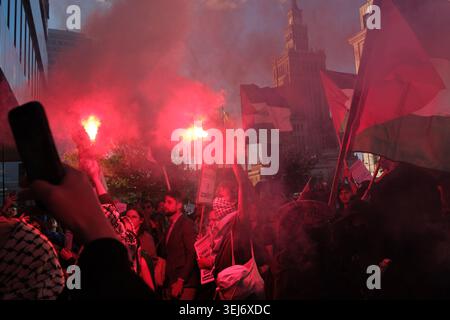 27 mai 2026, Varsovie, Voïvodie de Masovie, Pologne : les manifestants allument des fusées rouges et brandissent des drapeaux palestiniens lors d'une manifestation devant l'hôtel présidentiel de Varsovie pour protester contre la conférence Nextech Varsovie 2026 sur les technologies de défense et la cybersécurité. Organisée par CyberTech Global, une plate-forme israélienne de réseautage dont le siège social est à tel Aviv, la conférence a réuni des délégués ayant des liens avec l’armée israélienne et polonaise. Les manifestants ont qualifié les participants de complices de crimes de guerre et de génocide contre les Palestiniens à Gaza et en Cisjordanie. (Crédit image : © Roman Koziel/ Banque D'Images