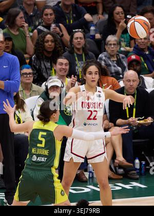 Seattle, Washington, États-Unis. 27 mai 2026. La garde des Washington Mystics, SONIA CITRON (22 ans), passe le basket à un coéquipier défendu par la garde des Storm de Seattle JADE MELBOURNE (5 ans) dans le troisième quart-temps du match WNBA entre le Storm de Seattle et les Washington Mystics au Climate Pledge Arena de Seattle. (Crédit image : © Richard Dizon/ZUMA Press Wire) USAGE ÉDITORIAL SEULEMENT ! Non destiné à UN USAGE commercial ! Banque D'Images