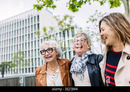 Trois femmes âgées joyeuses jouissant d'une promenade urbaine Banque D'Images