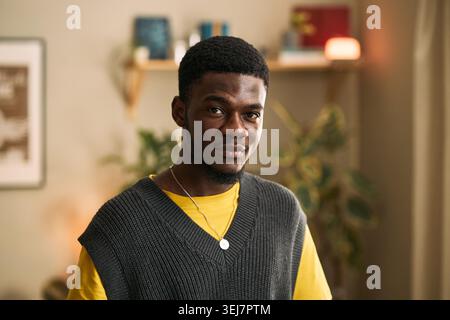 Portrait d'un jeune homme noir regardant la caméra, représentant l'amitié masculine, la confiance, le soutien, la connexion sociale. Utile pour les campagnes sur la communauté, l'appartenance, le bien-être des hommes Banque D'Images