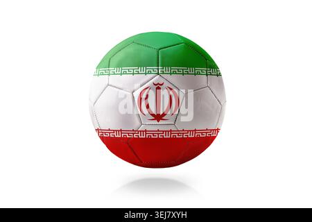 Ballon de football arborant le drapeau iranien avec des rayures et un emblème verts, blancs et rouges, isolé sur un fond neutre avec des coutures et une texture visibles. Banque D'Images