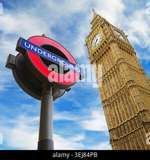 Londres, Angleterre. Underground Sign et Big Ben, deux célèbres icônes de Londres. Royaume-Uni Banque D'Images