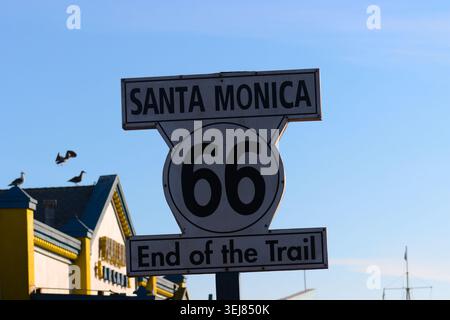 Route 66 fin du panneau indiquant le terminus ouest de la route 66 historique à Santa Monica, en Californie, près de l'océan Pacifique. Banque D'Images