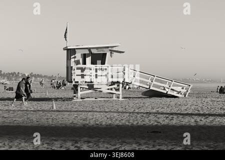 Tour de sauveteur sur la plage de Santa Monica avec des visiteurs et le rivage de l'océan dans le sud de la Californie. Banque D'Images