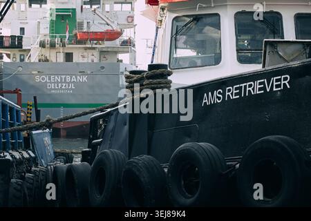 Le petit remorqueur AMS Retriever et le cargo Solentbank accostent au port de Pembroke. Banque D'Images