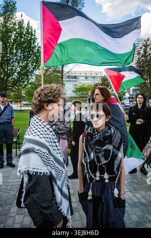 Les manifestants discutent de la manifestation sous un drapeau palestinien. Des manifestants pro-palestiniens, anti-sionistes et anti-génocidaires se rassemblent à Plac Defilad à Varsovie pour marcher jusqu'à l'hôtel présidentiel de Varsovie, où se déroule Nextech Varsovie 2026. Nextech est une conférence sur la technologie et la sécurité qui réunit des représentants du gouvernement, des chefs de file de l’industrie et des innovateurs pour discuter des technologies émergentes de la défense. Plusieurs officiers de haut rang ou anciens officiers des Forces de défense israéliennes assistent à la conférence. Les activistes allument des fusées éclairantes tout en jetant des tomates sur le bâtiment, et d'autres tentent d'y accéder Banque D'Images