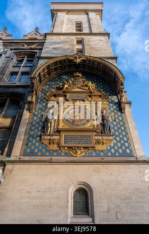 Paris, France - 05 28 2026 : vue de la Tour de l'horloge du Palais de la ville à la Conciergerie sur l'Ile de la Cité Banque D'Images