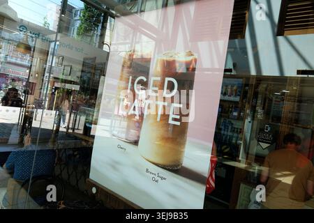 affiche de latte glacé dans la fenêtre de verre, caffe nero, norwich, norfolk, angleterre Banque D'Images
