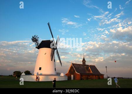 Le célèbre moulin à vent de Lytham sur Lytham Green Banque D'Images