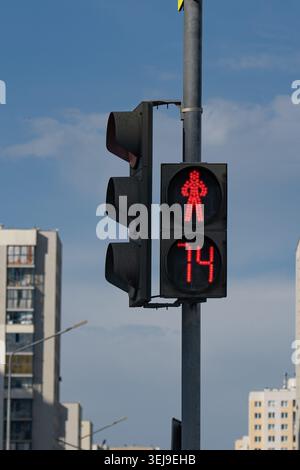 Un feu rouge pour piétons indiquant un arrêt avec compte à rebours dans un paysage urbain urbain urbain Banque D'Images