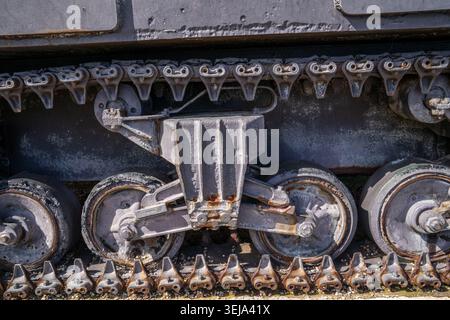 Un gros plan détaillé montre les roues, le système de suspension et la piste en métal lourd d'un char Sherman historique à Arromanches. La structure en acier dis Banque D'Images