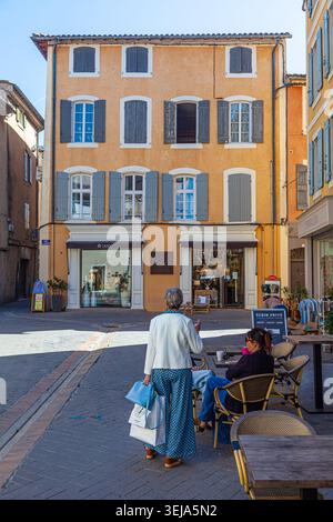 Scène de rue à L'isle sur la Sorgue Provence France Banque D'Images