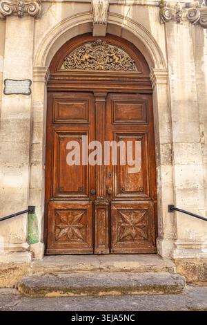 Une ancienne porte d'église dans la ville de L'isle sur la Sorgue en Provence France Banque D'Images